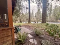 Charming Waterfront Cabin in McKenzie Bridge with WiFi, AC