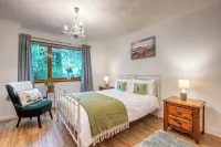 Stylish Garden Flat Near Loch Ness, Ideal for Families and Groups
