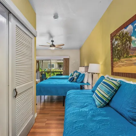 5 Beds Downstairs Corner Unit with AC, 3 Pools, 6 minutes to Beaches, Beach Cart