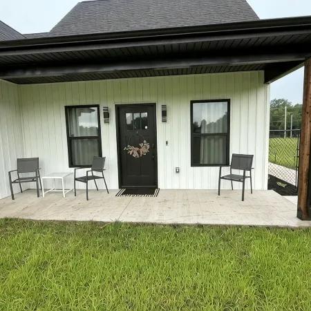 Modern Brand New Getaway. Heated Pool, Hot Tub!