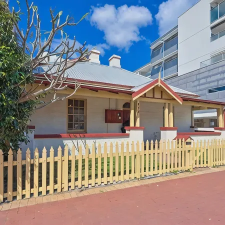 Emu Backpackers Perth - note - Valid Passport required for check in