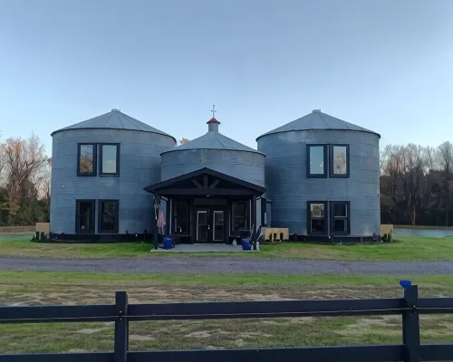 Luxury Farm Bin Oasis. Exquisite. One of a kind. Hotels in Pender County