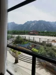 Huaqi Ruosu Mountain House (Huashan Scenic Area Visitor Center) - Mountain view