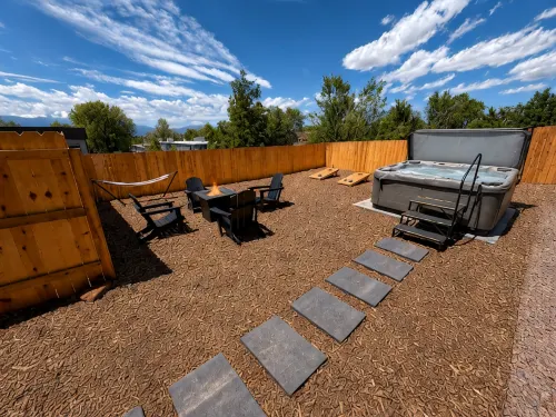 180° Mountain Range Views and Centrally Located