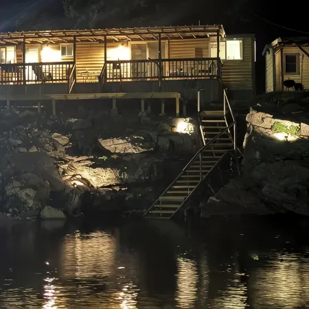 Dockside Cabin- waterfront, kayaking, fishing, swimming