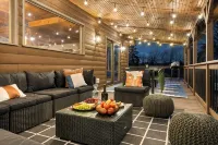 Mountain Mama Cabin Luxury Getaway on NR Gorge Rim! Hot+Cold Tubs/Sauna/Games - 4-Star