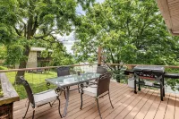 Peaceful Lakeside Retreat, Great for Groups, Dock, Parking, Blackstone, 8 Beds