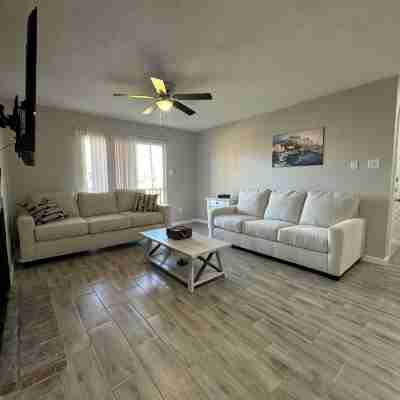 Glenmeadow Retreat 2BR Sleeps 6! Others
