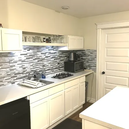 Stylish 1BR unit in Bedford, only 15 min to downtown Halifax. Near shopping area