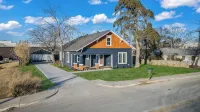 Renovated Bungalow - Downtown - HOT TUB -Dreamy Clawfoot tub! LUXURY!