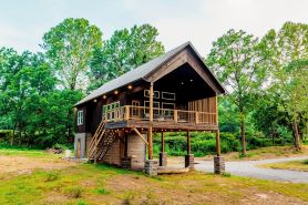 Brand new River Cabin ready for floating swimming or fishing . Close to Skiing!!