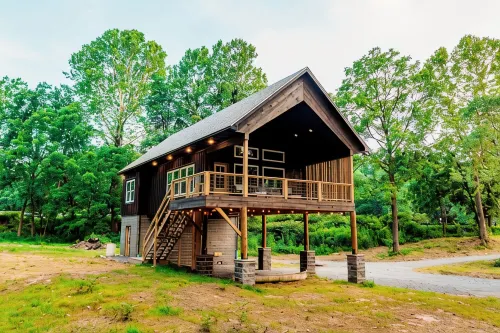 Brand new River Cabin ready for floating swimming or fishing . Close to Skiing!!