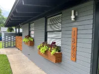 3-bedroom Mid-Mod home in Fort Smith with King bed, WiFi - Homestays