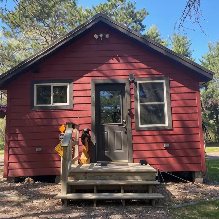 Charming 2-bedroom cabin with WiFi, AC in wonderful Hayward Wisconsin