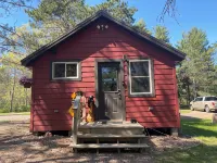 Charming 2-bedroom cabin with WiFi, AC in wonderful Hayward Wisconsin