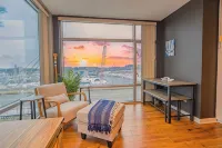 Boathouse Suite - CLE Flats River - Free Parking - 24/7 Gym - Scenic