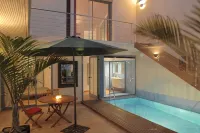 Bungalow, private pool and fiber optic internet, close to the sea, sheltered patio. - Private Pools