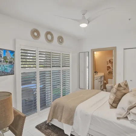 LUXURY STAY  W/BEACH, POOL, GYM, and SPA! Restaurants & bars across street also!