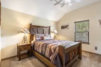 Longhorn Lodge - Private Swimming Pool & Hot Tub, Pool Table - Pet Friendly! - balcony
