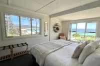 BINALONG BEACH COTTAGE  Beachfront Next door to restaurant. King Bed for couples