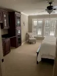 Beautiful Custom Home Overlooking Pond - de charme