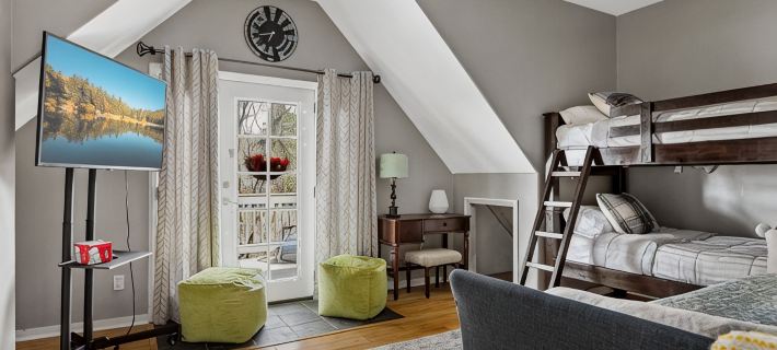 Stylish Chalet with Hot Tub and Jacuzzi! Hotels in Lake Arrowhead