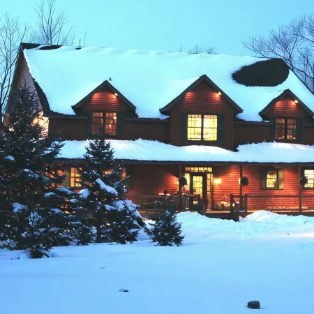 Woodland Trails Lodge on 130 acres with ponds and miles of private trails Отели в г. Пайн