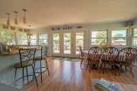 Waterview Home! Beach Volleyball! Near Wedding Venues! Walk to Bar & Restaurant! - 民宿