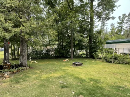 Up north retreat in the heart of Indian River! Available all seasons - 3성급