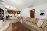 Mollymook Fantastic Beach House - 6 minutes walk to the Beach & Pet Friendly - 3성급
