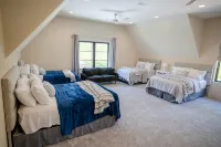 Lakeshore Modern!  Lake Front with Platform Dock and 2 Kayaks, Firepit and Views - 무료 와이파이