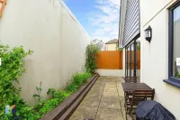 Three Bedroom Detached Home with Parking, Quiet location, Short Drive to Beach! - บังกะโล