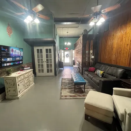 The Cranny at Main Street Suites: 1 bedroom with smart TV in downtown Van Buren
