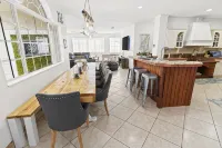 Large Family Retreat • Pool • Game Room • Gym • Near Beaches • Shopping! - Kitchens