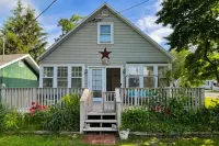 Single Family Beach Home steps away from the beautiful Sylvan Beach - Wifi