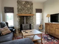 Alpine Vacation Home - Homestays
