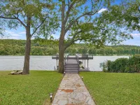Cottage Near Lake Austin - Country Houses