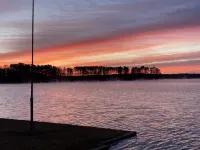 Nice cottage located on Lake Sinclair.   Lots of room with great views - 3성급