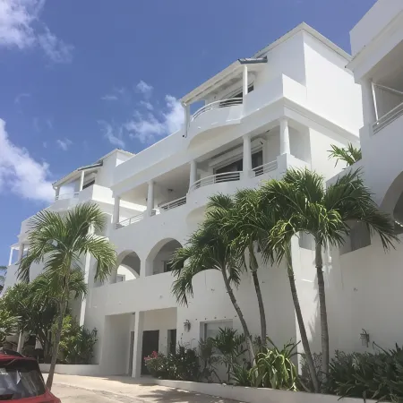 Postcard Perfect Getaway! Roof top pool and amenities