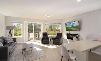 Bright Condo With Views & Easy Access to CDA River.  Minutes From Gondola!