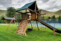 Sun Valley 3BR - Walk to Warm Springs Lifts - Pool, Hot Tubs and River Views