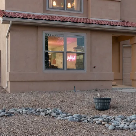 ABQ Oasis! Pool and Hot Tub OPEN ALL YEAR!, Game Room, Golf, Great for Reunions!