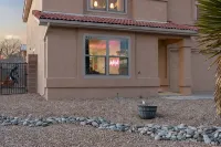 ABQ Oasis! Pool and Hot Tub OPEN ALL YEAR!, Game Room, Golf, Great for Reunions! - Private Pools