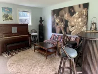 Fun Filmmaker's Bungalow wPool & Pro Screening Room - Wi-Fi