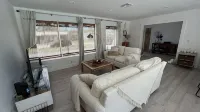RESORT-STYLED 3 BDR HOME -HEATED POOL -UNDER A MILE FROM THE BEACH Huge Backyard - 4-نجوم