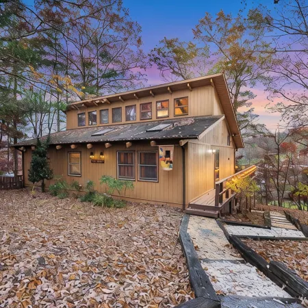 Cozy 4-bedroom cabin with jacuzzi hot tub. Overlooking ski /mnt bike slopes.