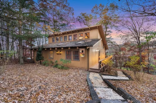 Cozy 4-bedroom cabin with jacuzzi hot tub. Overlooking ski /mnt bike slopes.