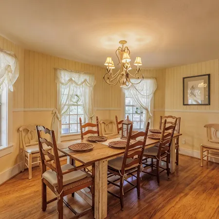Julian Farmhouse/Fenced 2 acres with spa, right outside Julian. Pet Friendly!