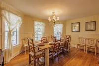 Julian Farmhouse/Fenced 2 acres with spa, right outside Julian. Pet Friendly!