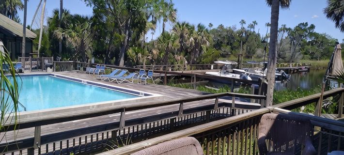 Gorgeous getaway tucked in Eco Village of Sawgrass Landing in Crystal River, Fl. Hotels in Crystal River